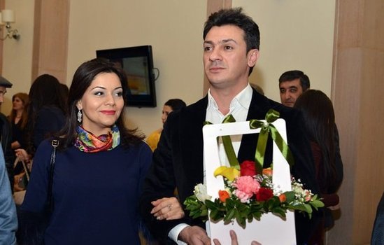 Əməkdar artist Əkbər Əlizadə özündən yaşlı görünən xanımı ilə - FOTOLAR