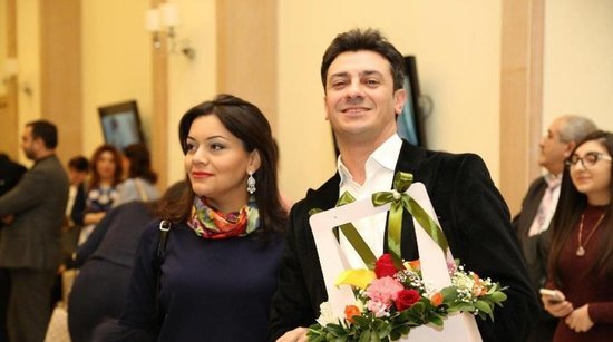 Əməkdar artist Əkbər Əlizadə özündən yaşlı görünən xanımı ilə - FOTOLAR