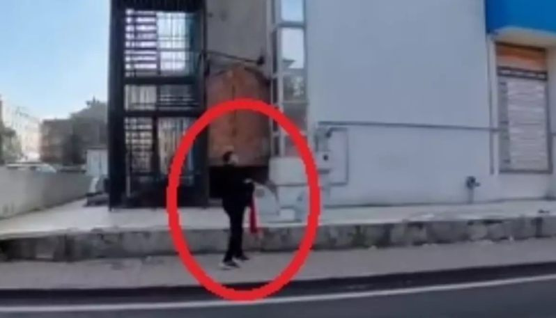 14 yaşlı yeniyetmə yerdə gördüyü bayrağı öpərək qaldırdı - VİDEO