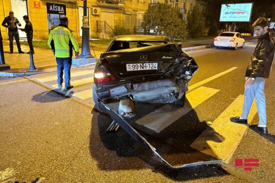 Bakıda keçiddə piyadaya yol vermək üçün dayanan avtomobil arxadan vurulub