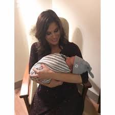 Biabırçılığın pik həddi ! Məşhur aparıcı canlı yayımda doğdu - Fotolar