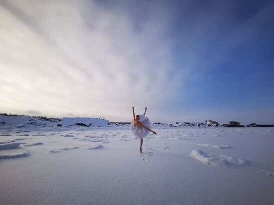 Qeyri-adi etiraz aksiyası: Şaxtalı havada qarın üstündə balet oynadı - FOTO/VİDEO
