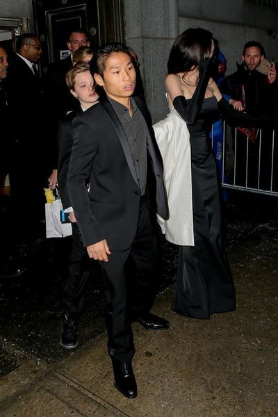 Ancelina Coli ilə uşaqları Nyu-Yorkda şam yeməyində - FOTO