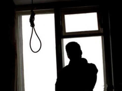 17 yaşlı oğlan yaşadığı evdə özünü asdı