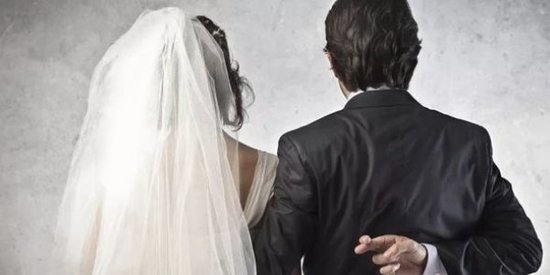 Azərbaycanlı Rusiya vətəndaşlığı üçün 71 yaşlı qadınla evləndi