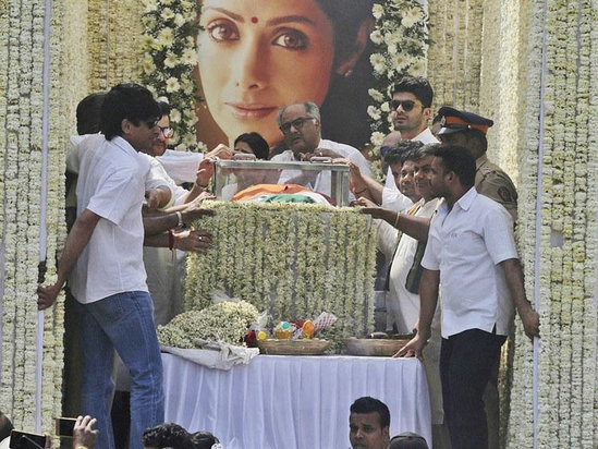 Məşhur aktrisa ilə vida mərasiminə milyonlar axışdı - VİDEO - FOTO