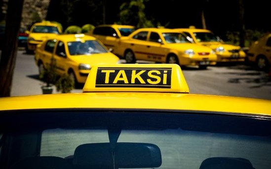 Bakıda taksi sürücüsü pulu küləyə sovurdu - Qalmaqal