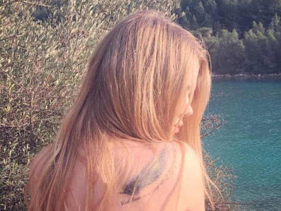 Gənc aktrisa soyunub, çılpaq halda çəmənliyə uzandı - VİDEOsunu çəkib paylaşdı