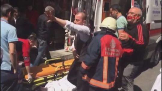 İstanbulda hotel yanır: Yaralılar var - FOTO