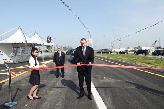 Prezident yeni yolun açılışında avtomobil sürdü - FOTOLAR