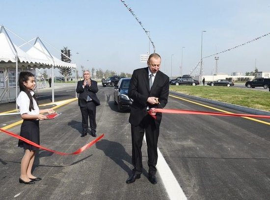 Prezident yeni yolun açılışında avtomobil sürdü - FOTOLAR