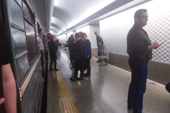 Bakı metrosunda TÜSTÜLƏNMƏ: sərnişinlər vaqonları tərk etdilər - YENİLƏNİB