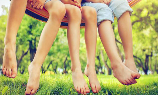 Alimlər ayaqyalın gəzməyin faydalarını açıqladı