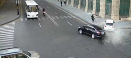 Bakıda dəhşətli anlar - Ölümdən son anda qurtuldu - VİDEO