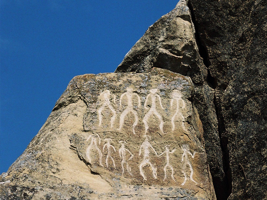 Turist Qobustan qoruğunda gəzərkən BAŞINA İŞ GƏLDİ