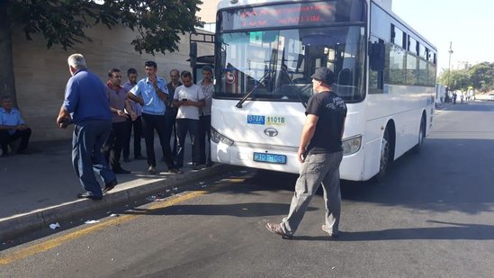 Bakıda "avtobus manyakı" peyda oldu - Sərnişinləri ölümlə hədələyir – VİDEO