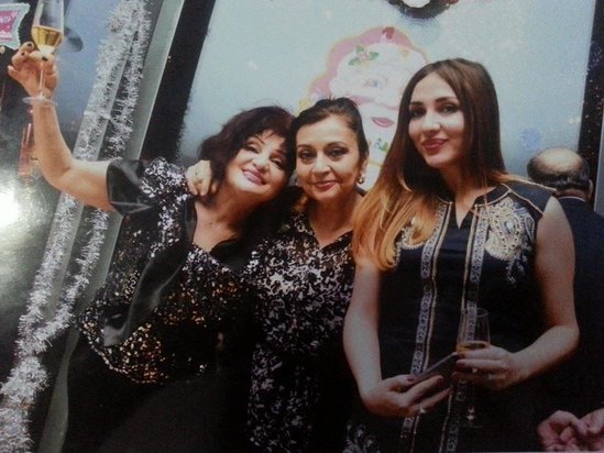 Azərbaycanlı müğənni aktrisa qayınanası ilə - FOTO