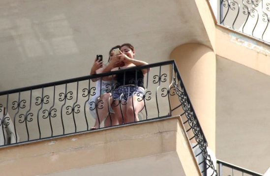 Gənc qızlar canlı yayım, o isə öz canının dərdində - İntihardan sevgilisi qurtardı - VİDEO