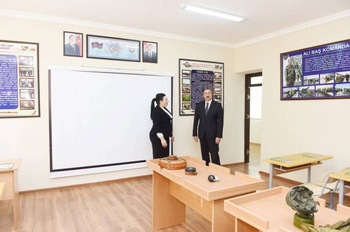 Prezident İlham Əliyev iki məktəbin şəraiti ilə tanış olub