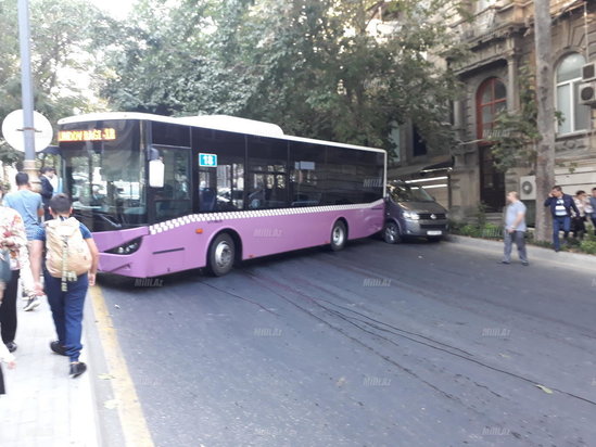 Bakının mərkəzində yola yağ dağıldı: sərnişinlə dolu avtobus qəzaya düşdü - FOTO