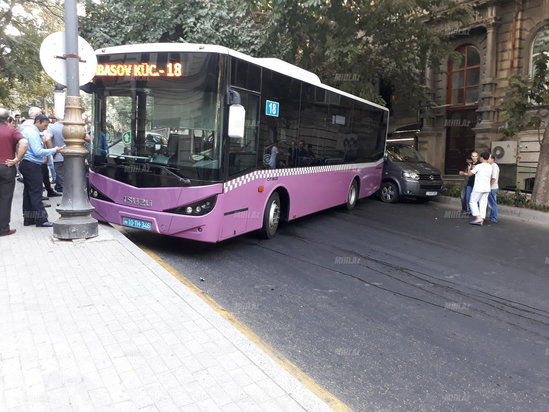 Bakının mərkəzində yola yağ dağıldı: sərnişinlə dolu avtobus qəzaya düşdü - FOTO