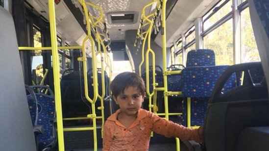 Avtobusda 5-6 yaşlı uşaq itkin düşüb - FOTO - YENİLƏNİB