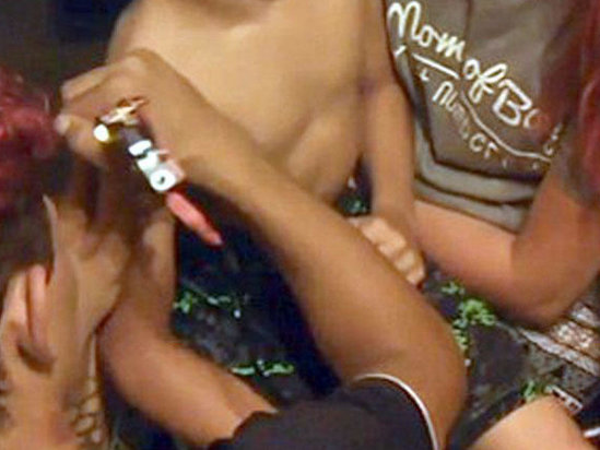 10 yaşlı uşağın qadının qucağındakı görüntüsü müzakirələrə səbəb oldu - VİDEO