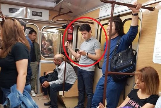 Azərbaycanlı deputat metroda - FOTO