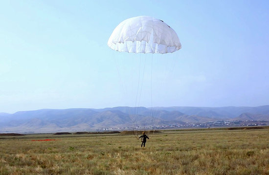 Azərbaycan ordusunda paraşüt hazırlığı - VİDEO