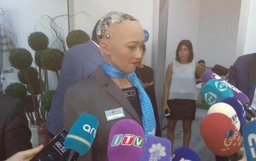 Robot "Sofiya": "İlham Əliyevlə görüşdən məmnun oldum"
