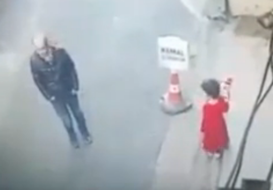 5 yaşlı qıza qarşı əxlaqsızlıq edən ki̇şi̇ kameralara belə yaxalandı – anbaan kadrlar