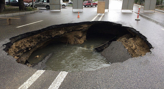Bakıda yolları çökdürən "kabus" - yeraltı çay, yoxsa dağılmış kanalizasiya...