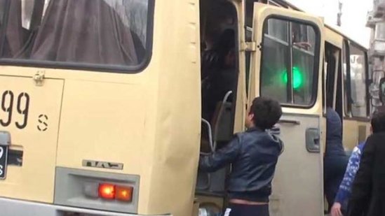 Ermənistanda Müdafiə Nazirliyinin avtobusuna basqın edildi - Ordu ilə xalq arasında qarşıdurma başlandı