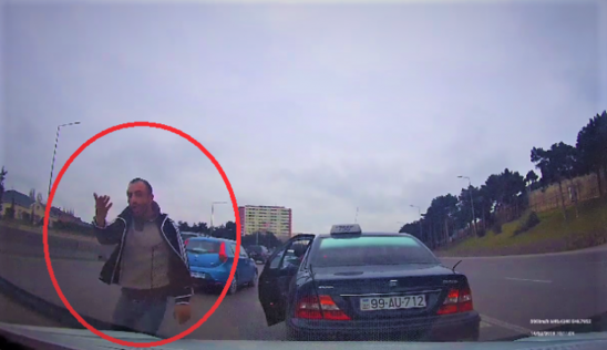Bakıda yolu kəsib sürücüyə hücum çəkdi, söyüş döydü (VİDEO)