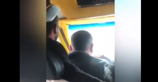 Azərbaycanda bu da oldu: sürücü sərnişinin qucağında oturub avtobus sürür – VİDEO