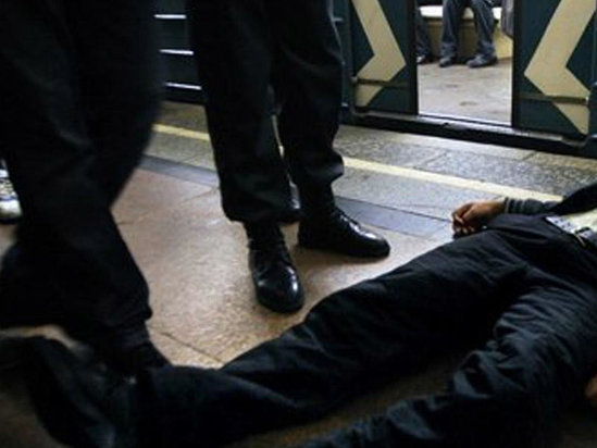 Bakı metrosunda HƏYƏCANLI ANLAR: 58 yaşlı kişi arvadının və bacısının yanında... - FOTO
