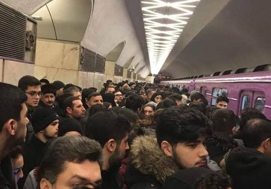 В бакинском метро возникла давка