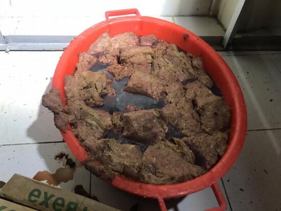 Bakıda iyrənc mənzərə - Bu kolbasalardan yeməyin – FOTO