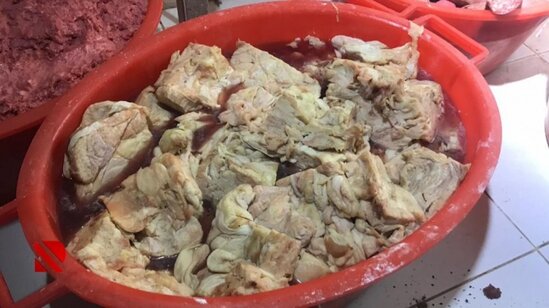 Bakıda iyrənc mənzərə - Bu kolbasalardan yeməyin – FOTO