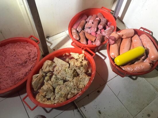 Bakıda iyrənc mənzərə - Bu kolbasalardan yeməyin – FOTO