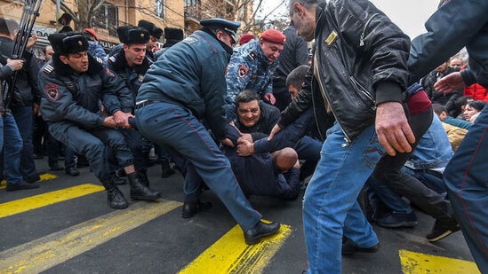 İrəvan QARIŞIR: Polis işdən qovuldu, millət vəkilinin ayağı sındı - FOTO