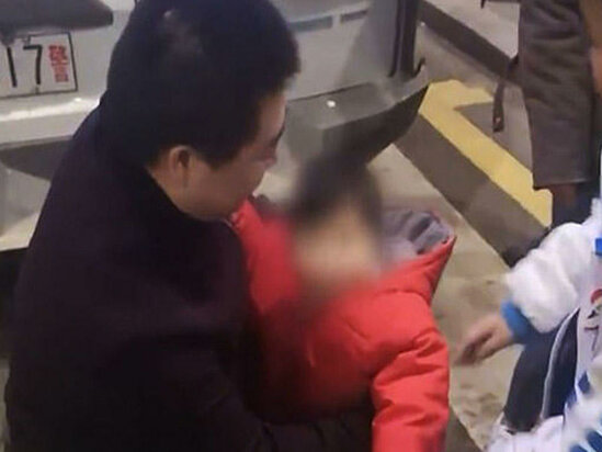 Çinli qumarbaz borca düşdü, azyaşlı oğlunu satdı