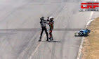İki motosikletçi yarışda bir-birini yumruqladı — VİDEO