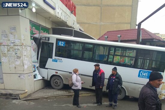 Bakıda avtobus mağazaya girdi - FOTO