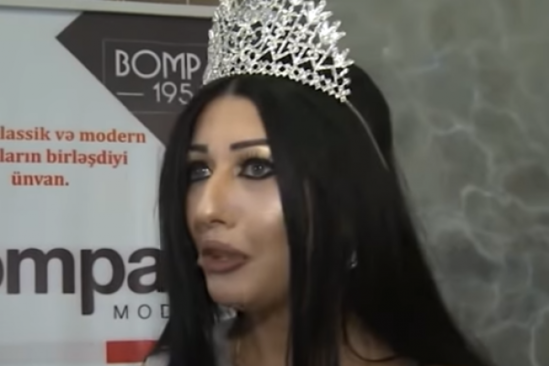 Azərbaycan gözəlindən küçədə seksual görüntülər - VİDEO