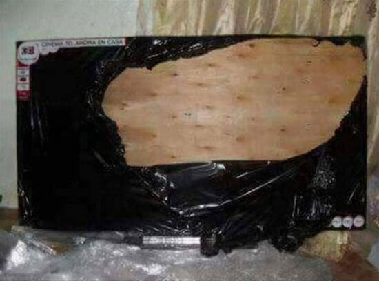 İnternetdən sifariş etdiyi televizorun içindən baxın nə çıxdı - Həyatının şokunu yaşadı - FOTOLAR