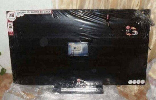 İnternetdən sifariş etdiyi televizorun içindən baxın nə çıxdı - Həyatının şokunu yaşadı - FOTOLAR