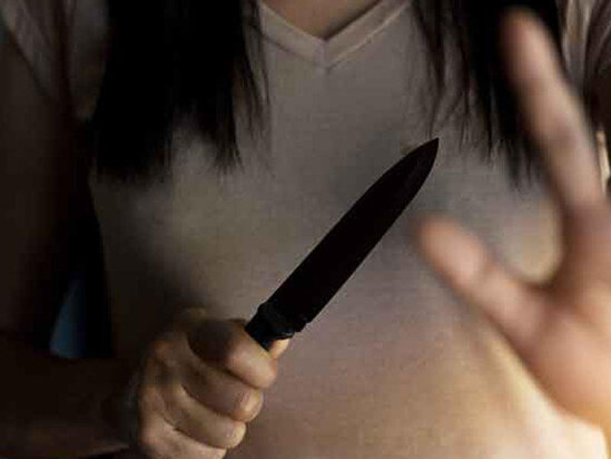 Qandonduran CİNAYƏT - 15 yaşlı qız atasını ürəyindən bıçaqladı