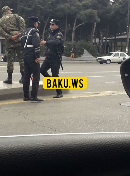 Bakıda yağışla havada polislər əsgərə yardım etdilər – FOTO