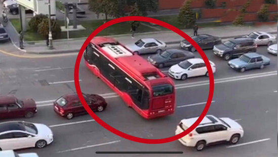 "BakuBus" avtobusu bir manevrlə bütün yolu iflic etdi – VİDEO